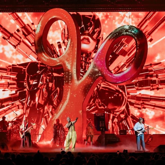I Can't Decide (Live from The O2, London) cover